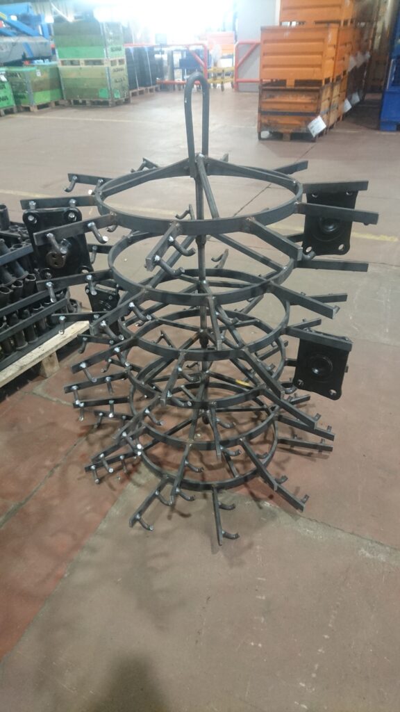 konstrukcje stojaków przemysłowych azaładowanych szpulami materiału