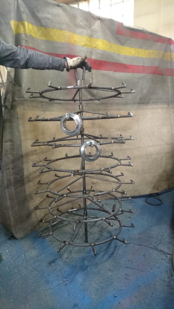 konstrukcje stojaków przemysłowych azaładowanych szpulami materiału