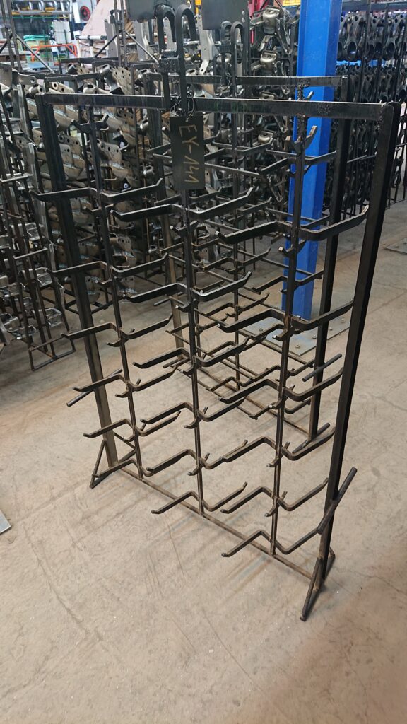 konstrukcje stojaków przemysłowych azaładowanych szpulami materiału